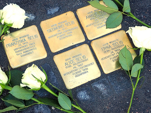 Öffentlicher Rundgang zu den Stolpersteinen und zur Gedenktafel